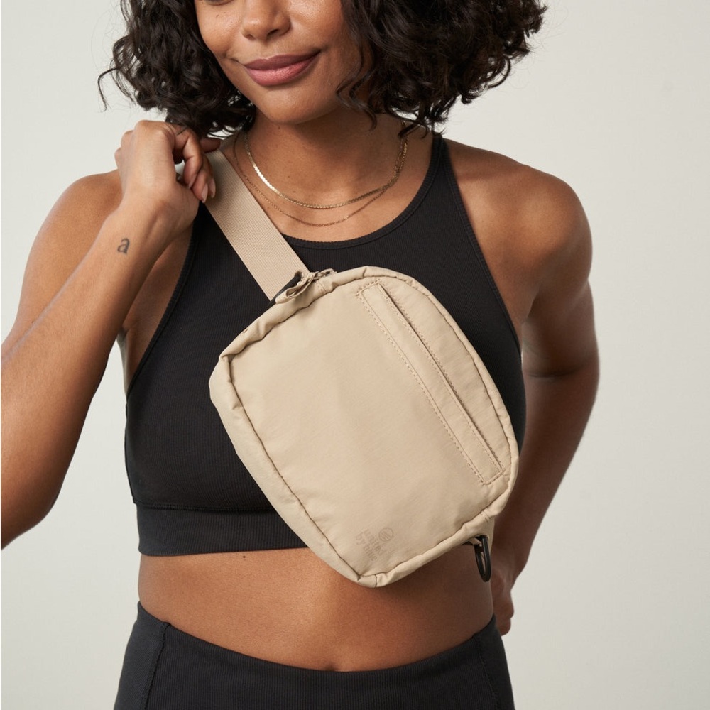 United By Blue (Re)active™ 2L Convertible Crossbody in sand - Picture 2 of 8
